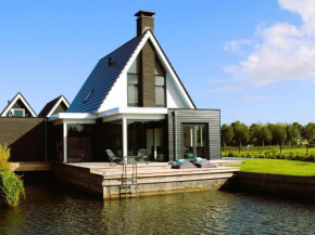 Peaceful villa on the water in Stavoren